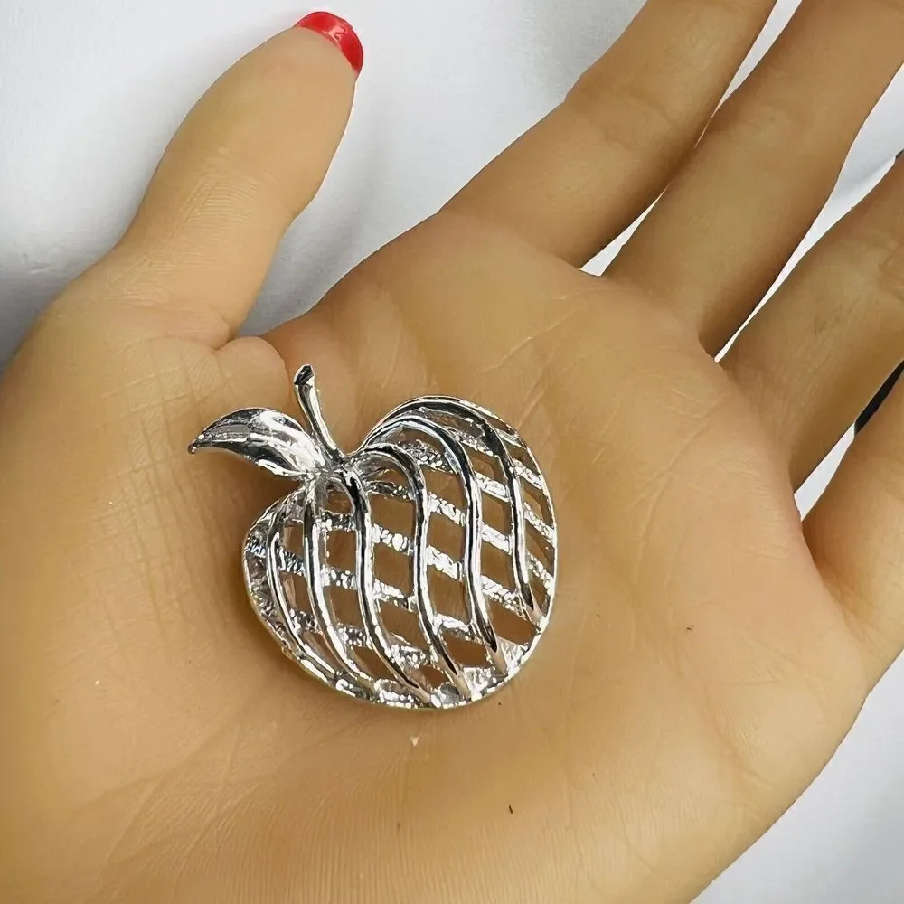 Gerry’s Vintage Silver Tone Open Basket Weave Apple Pin Brooch Pendant 4210